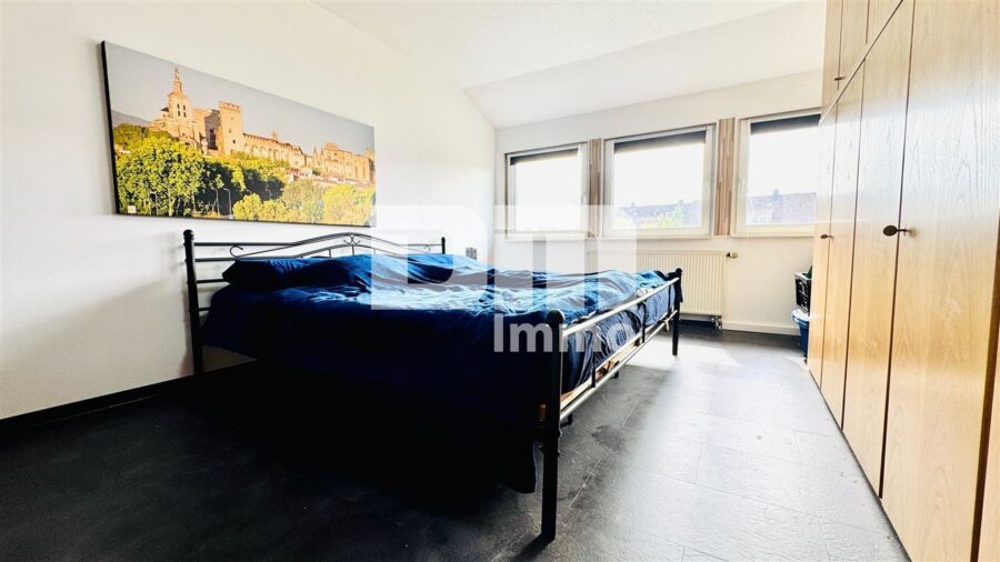 Modernisierte Doppelhaushälfte mit großem Grundstück und vielen Extras - OG / DG Schlafzimmer 2 / Kind